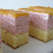 Petit gâteau à la mousse aux fraises et pêches