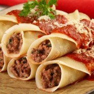 Panqueca de carne com molho de tomate