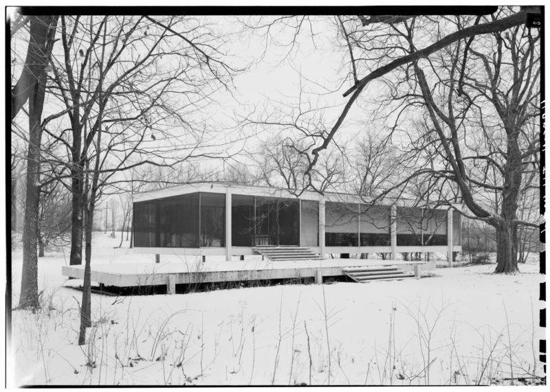 800px-Mies_van_der_Rohe_photo_Farnsworth_House_Plano_USA_1