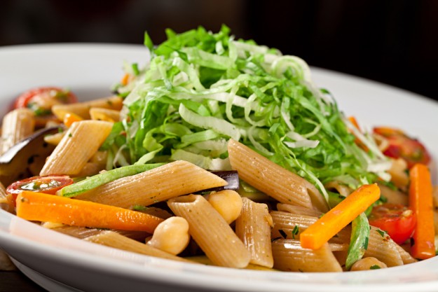 santa satisfacao_penne integral com abobrinha, berinjela, cenoura, grao de bico e escarola_foto rodrigo azevedo