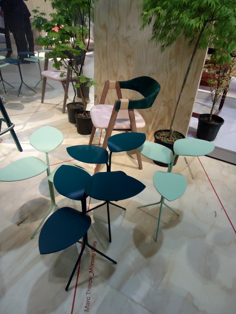 Mesinha de canto lançamento Moroso.