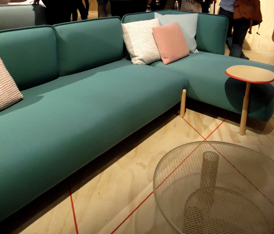 Sofá Moroso com uma releitura retrô porém modernizada do antigo pé palito.