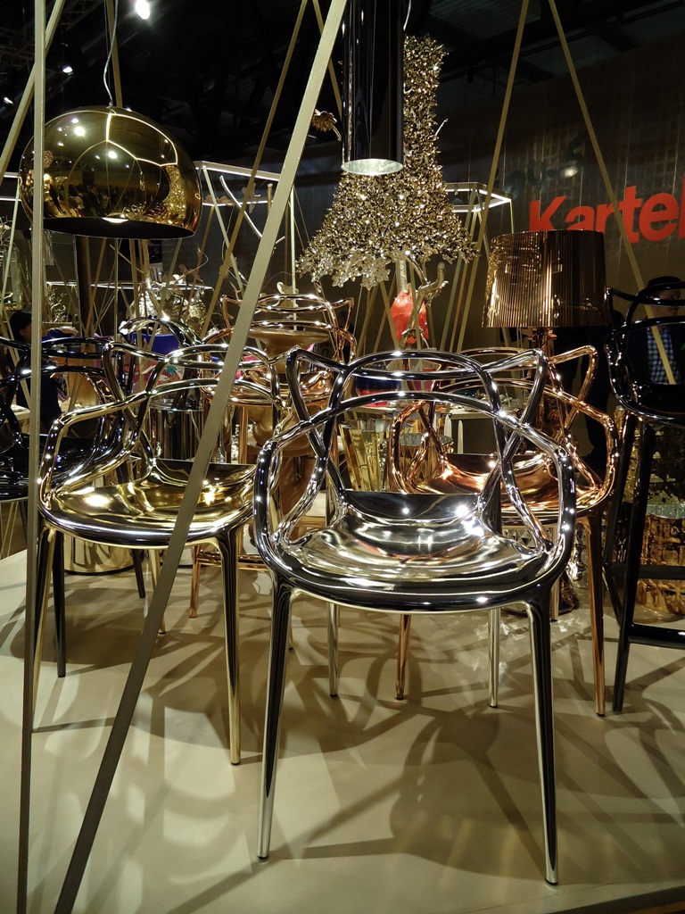 Kartell lança a linha Precious dourada e metais