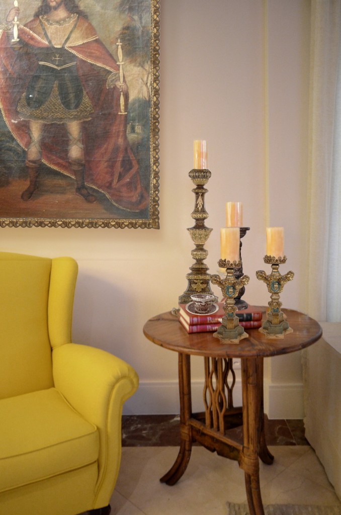 Tocheiros e um quadro cusquenho ambientam o cantinho de leitura - Casa Barra da Tijuca - assinada por Thoni Litsz 