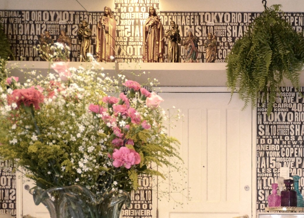 Detalhe dos santos na sala - Assinada por Thoni Litsz