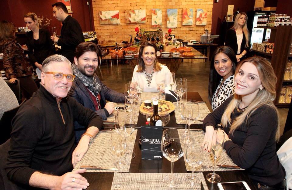 A especificadora Fernanda Prado ladeada por Thoni Litsz e Claudio Lobato a direita e pelas arquitetas Roberta Banqueri e Erica Salgueiro a esquerda
