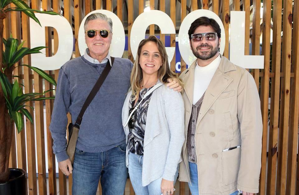 Arquiteta Cintia Aguiar entre o produtor Claudio Lobato e o arquiteto Thoni Litsz em visita a fábrica da Docol
