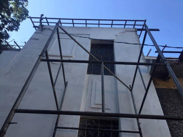 Fachada já esperando a finalização do telhado para entrar na pintura