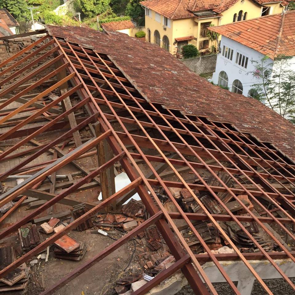 Madeiramento do telhado lateral pronto e iniada a colocação das telhas