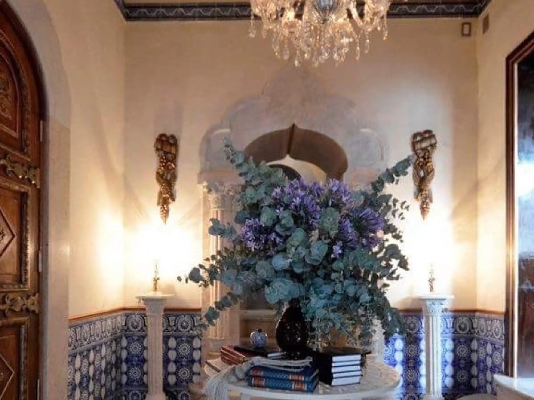 A azulejaria foi todo restaurada, lavada e com a reposição dos azulejos faltantes que foram fabricados para manter o padrão original da casa