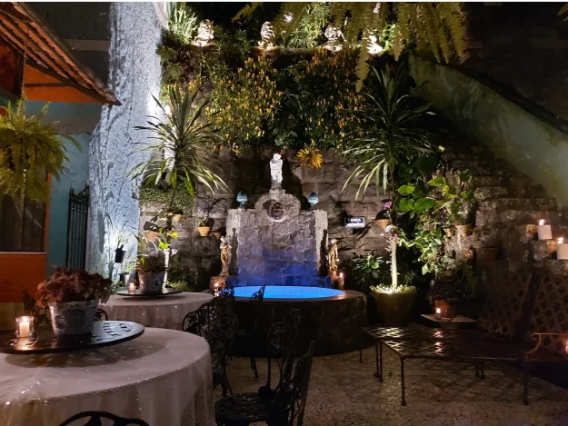 Pátio da Fonte do Solar de Laranjeiras assinado pelo arquiteto Thoni Litsz