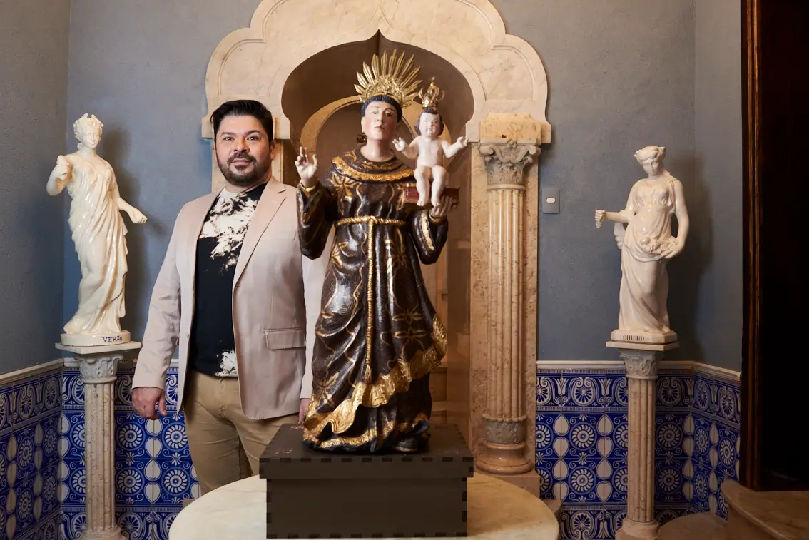 Thoni Litsz no hall de entrada do Solar de Laranjeiras, decoração antiga