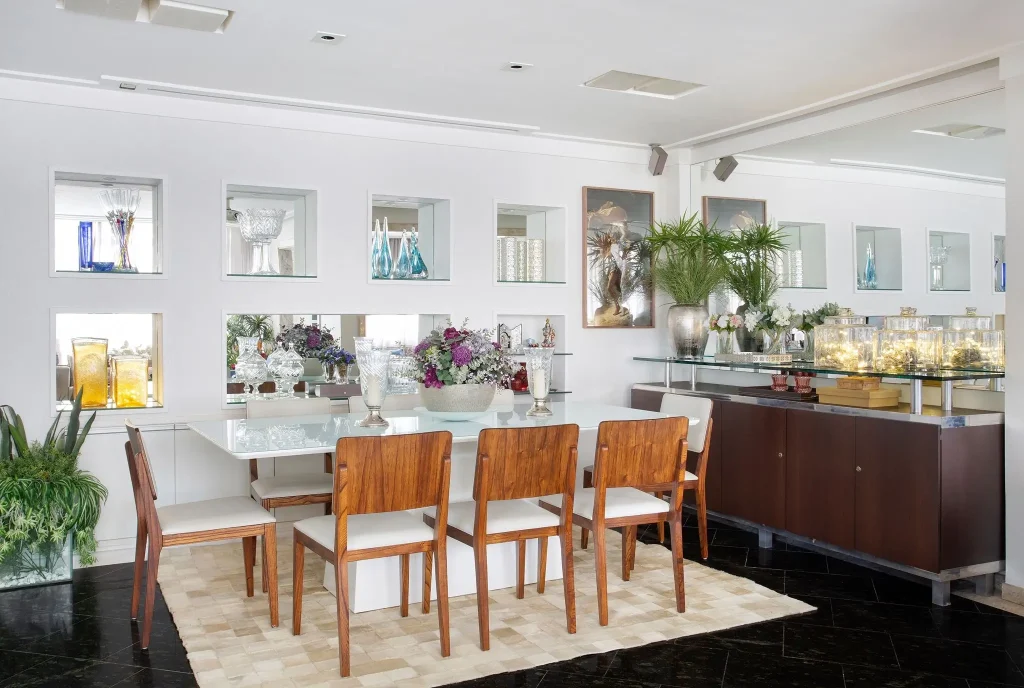 Living assinado pelo arquiteto Thoni Litsz