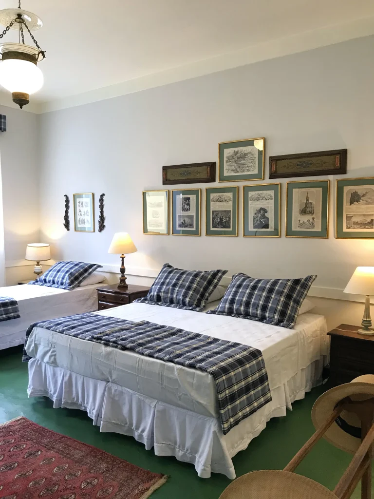 Suíte de hospedes do haras da Fazenda São Luiz da Boa Sorte assinada pelo arquiteto Thoni Litsz