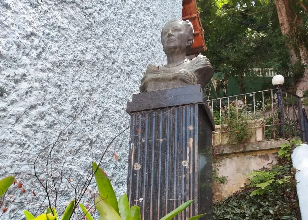 Busto de D. Déborah Bentes Mendes de Moraes doado para a cidade do Rio de Janeiro pelo arquiteto Thoni Litsz