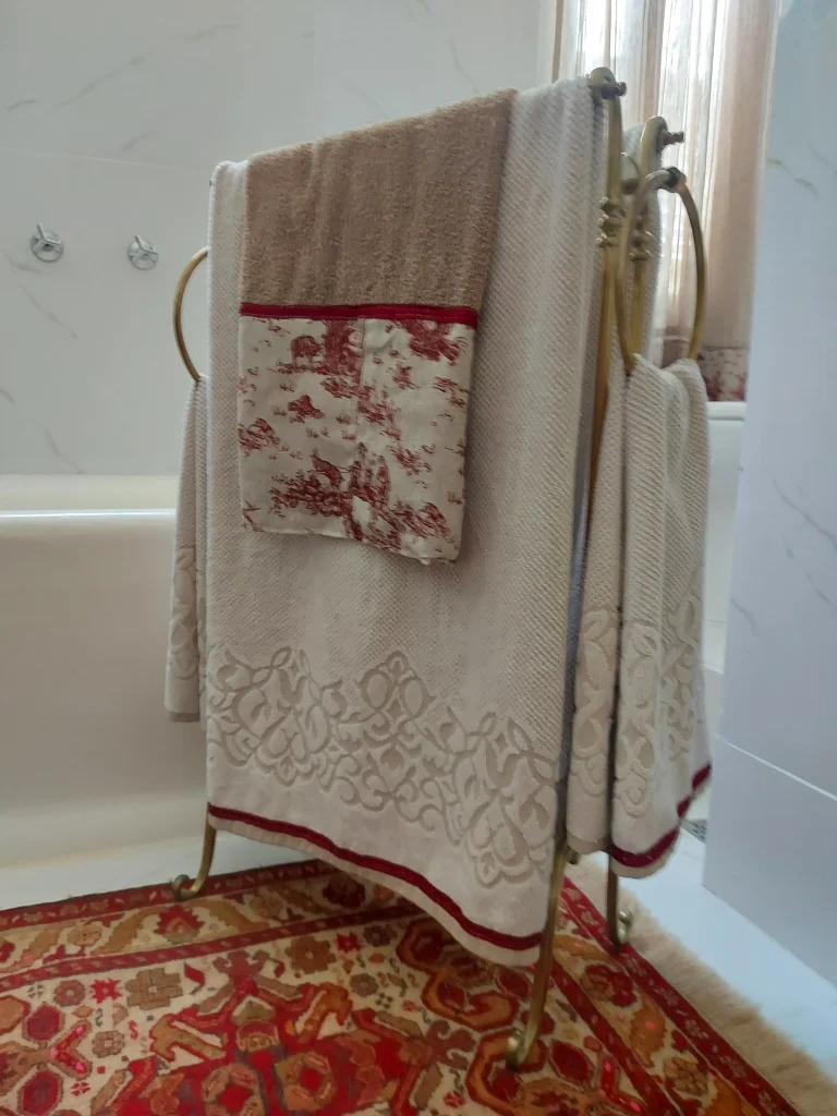 Toalheiro em bronze de pé foi a opção do arquiteto Thoni Litsz para reforçar a proposta original do projeto