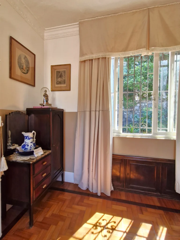 Quarto dos vitrais do Solar de Laranjeiras projeto do arquiteto Thoni Litsz