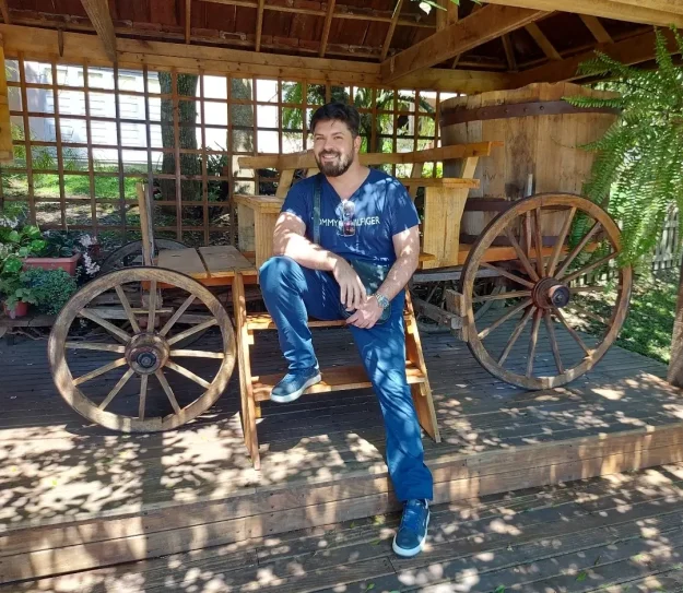 Screenshot_20231010_145628_FaceApp Arquiteto Thoni Litsz na chamada da Caras Brasil