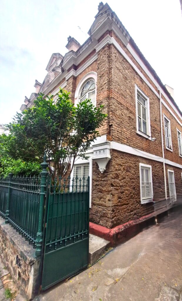 Projeto de retrofit de casa no Catete assinado pelo arquiteto Thoni Litsz começou pelo banheiro social
