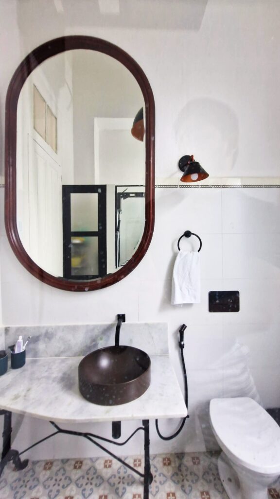 Projeto de retrofit de casa no Catete assinado pelo arquiteto Thoni Litsz começou pelo banheiro social