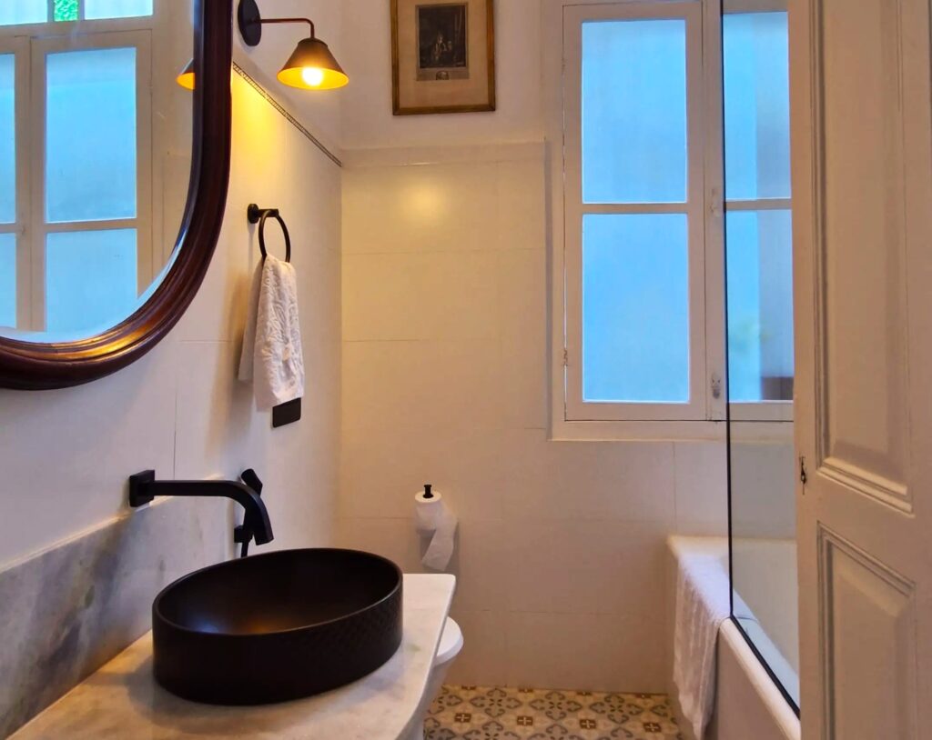 Projeto de retrofit de casa no Catete assinado pelo arquiteto Thoni Litsz começou pelo banheiro social